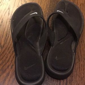 black nike support sandels